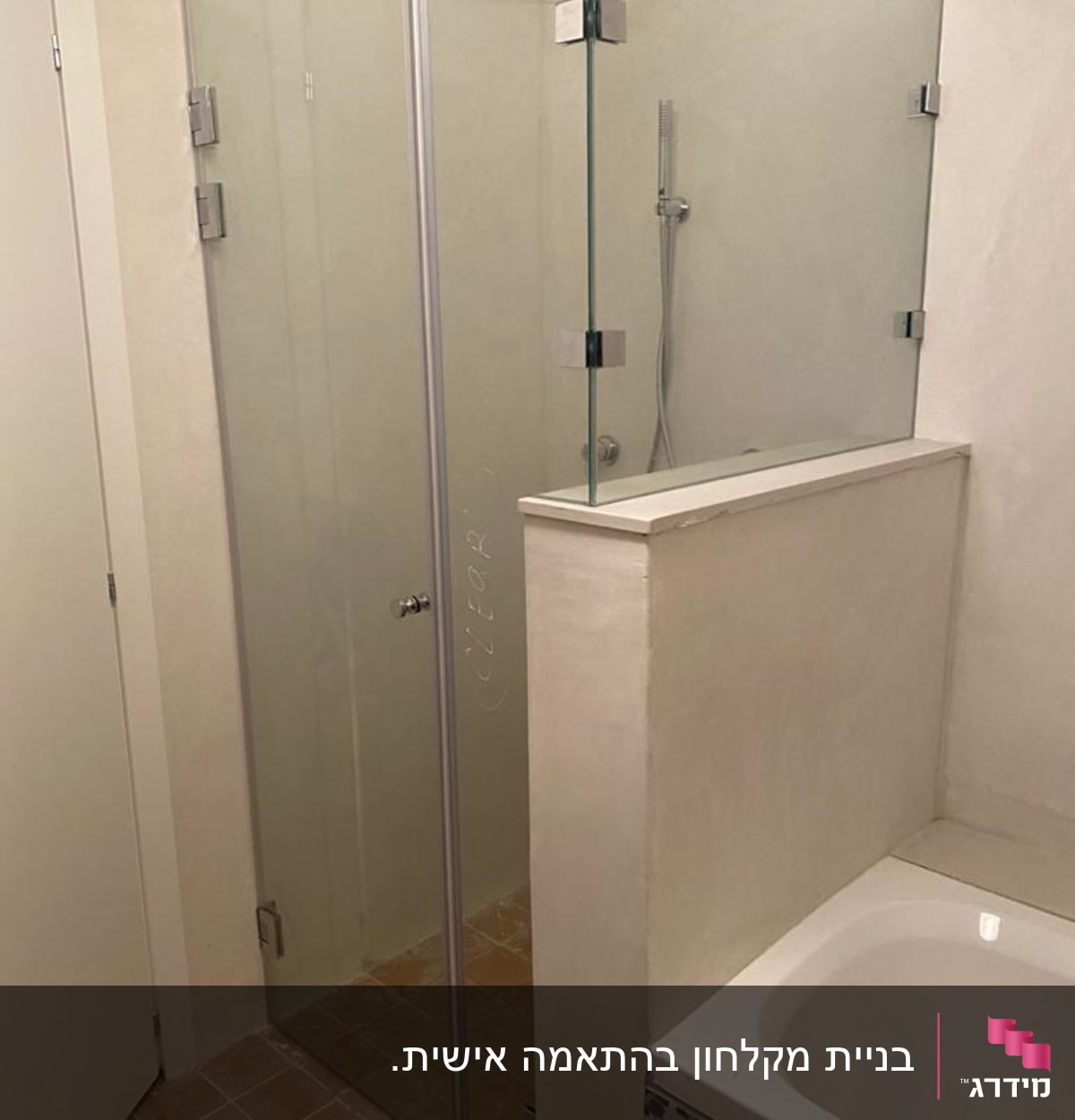מקלחון זכוכית עם ראש מקלחת עגול